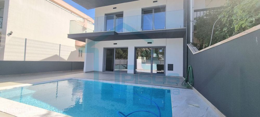 For Sale: T4+1 Detached House Located in Costa da Caparica – Almada.