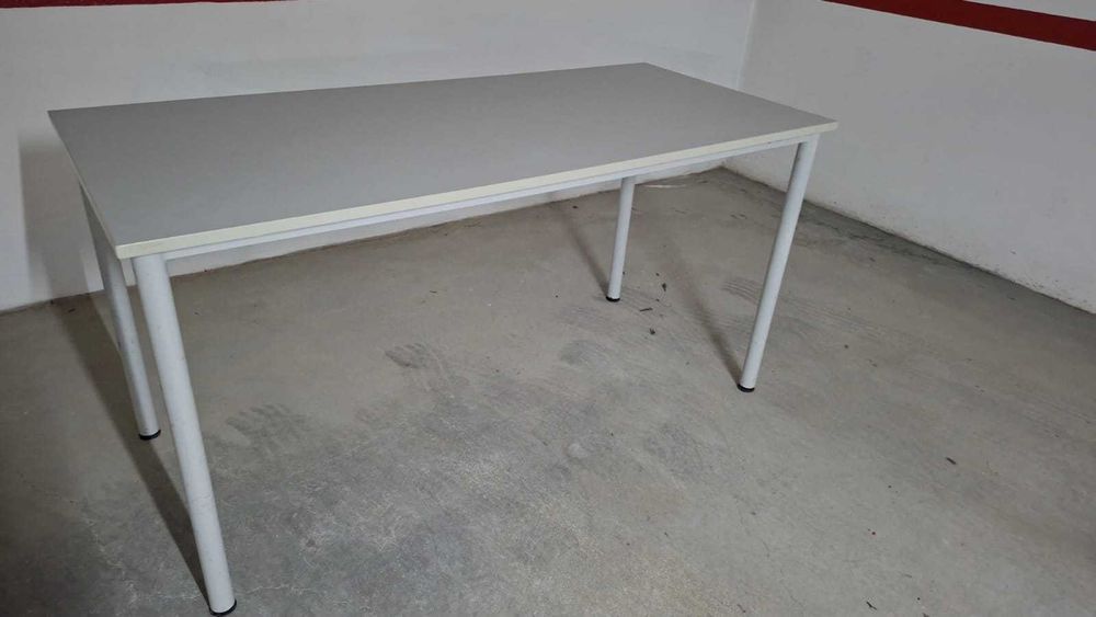 Vendo conjunto de 3 bancadas de trabalho robustas e funcionais, ideais para oficina, garagem, armazém ou espaço de bricolage.