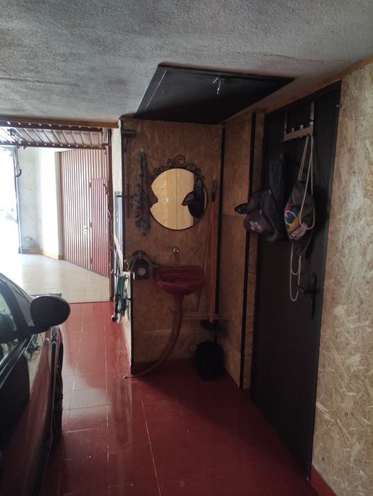 Aluga-se garagem preparada para carregamento de automóvel elétrico, com "sótão"