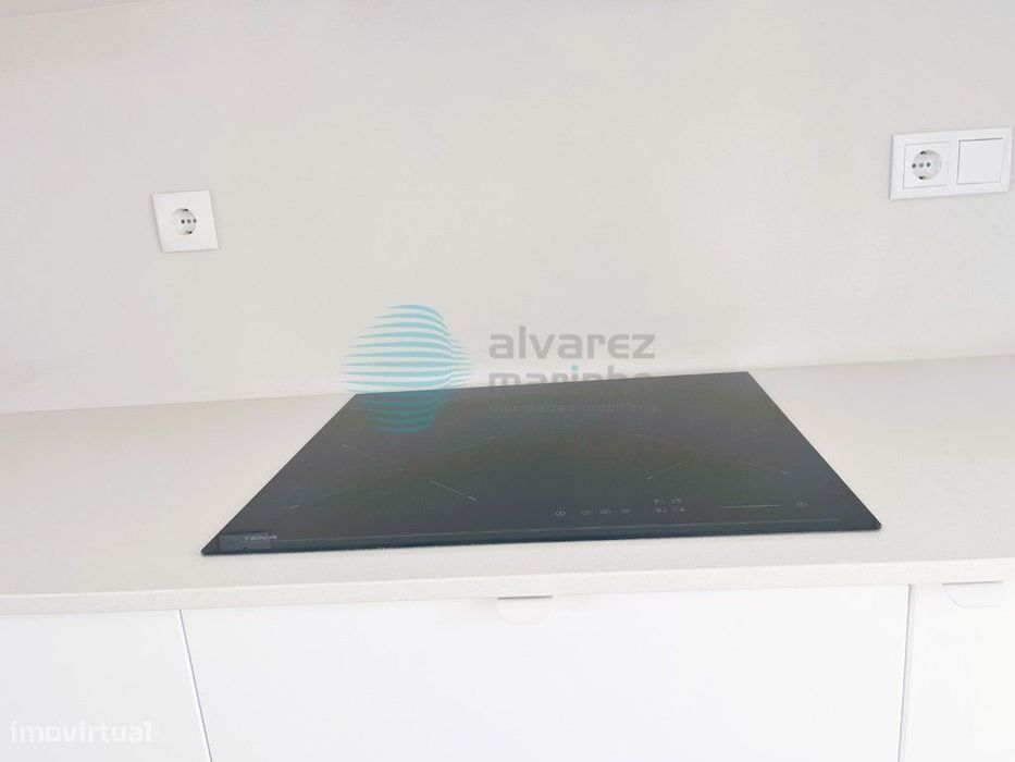 Apartamento T2 com Vista Mar, Garagem e Totalmente Remodelado