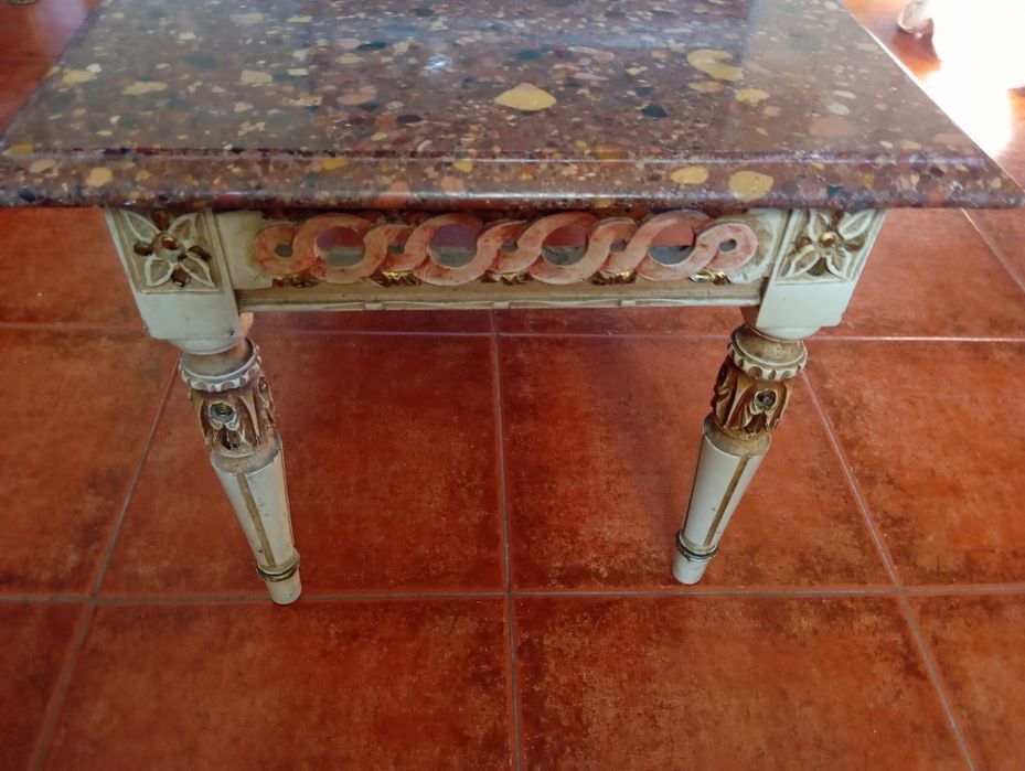 Mesa de apoio com tampo de brecha da Arrábida