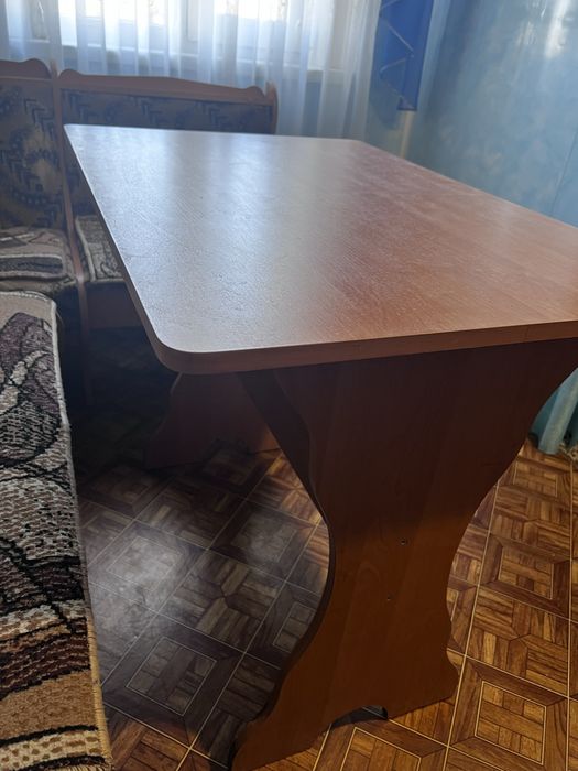 Кухонний куток і столик в гарному стані