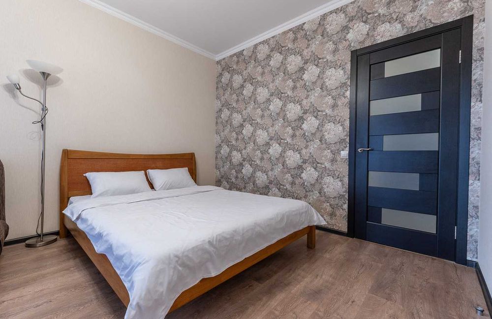 Комфорт і зручність. При відключенні світла - ліфти працюють, вода є.