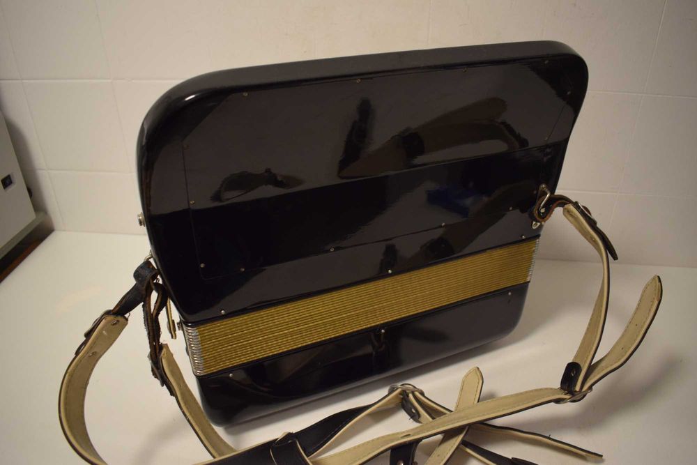 Acordeao Hohner Riveira III .3  Voz,