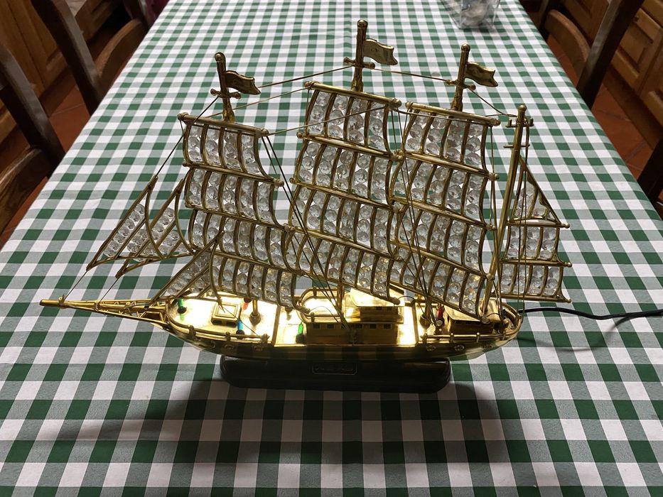 Barco decorativo com luzes e música