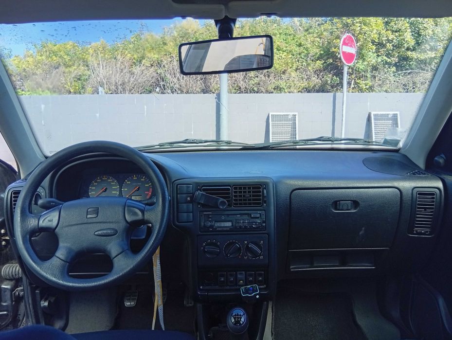 Estou a vender um SEAT Córdoba de 1997, ideal para quem procura um carro económico, simples de mante
