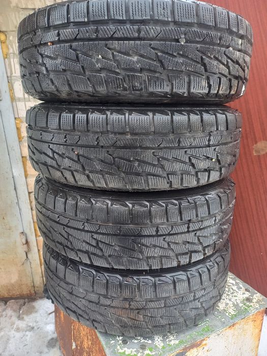 Продам практически новые зимние колеса 195/65  R15.