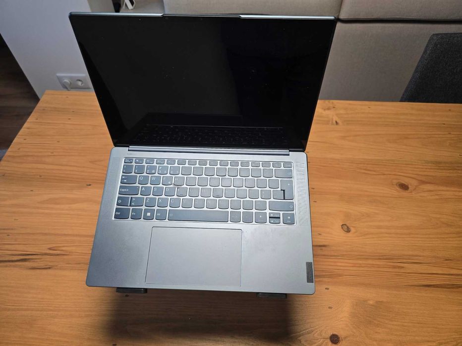 Suporte para Portátil Adam Hall SLT 001 E – Ajustável e Robusto