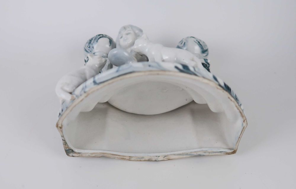 Escultura Castiçal em faiança marmorizada - Menina com gatos