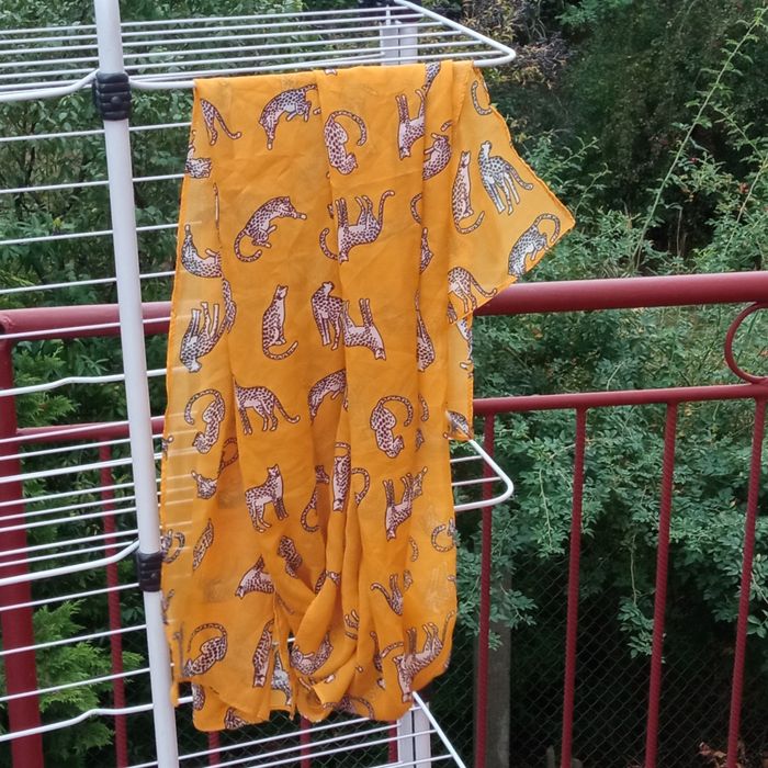 Świetny cienki damski szaliczek rozmiar uniwersalny