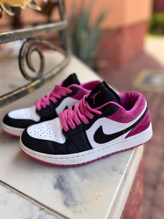 Кросівки Nike AIR JORDAN 1 LOW SE
 Werare
 
Главная  Кроссовк