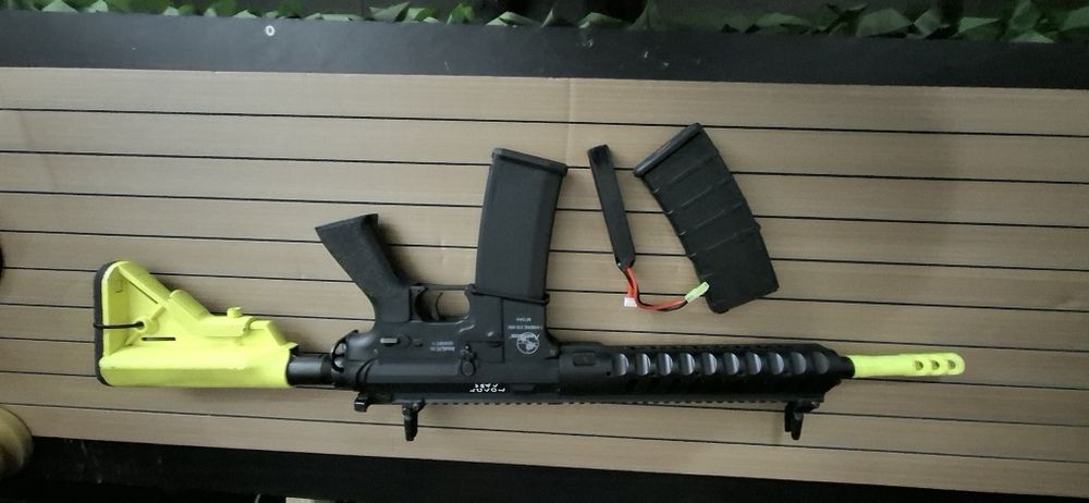 Airsoft replica AEG Elétrica bateria nova, carregador novo