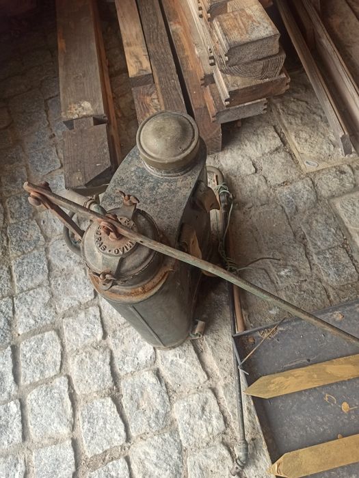 Pulverizador antigo em cobre