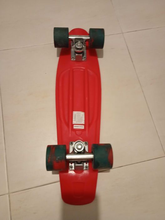 Mini Skate Vermelho em Excelente Estado – Leve e Super Divertido!!!