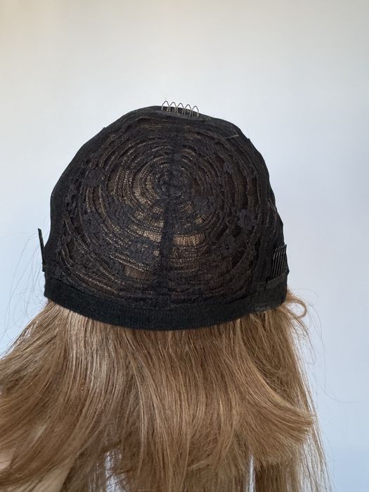 Парик русый из натуральных волос с прямой чёлкой густой