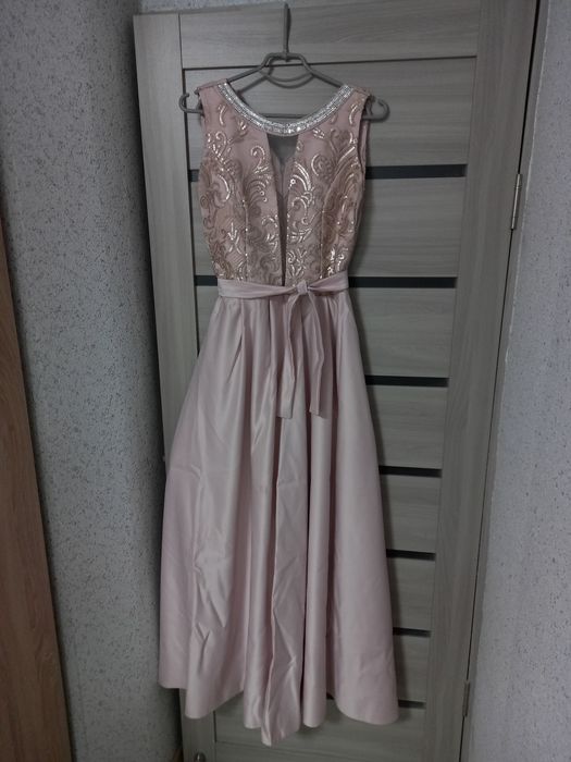 Платье розовое атласное для выпускного