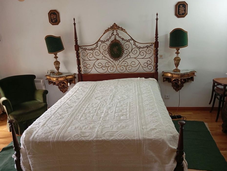 Conjunto de quarto clássico completo(cama+mesas+candeeiros+poltrona)