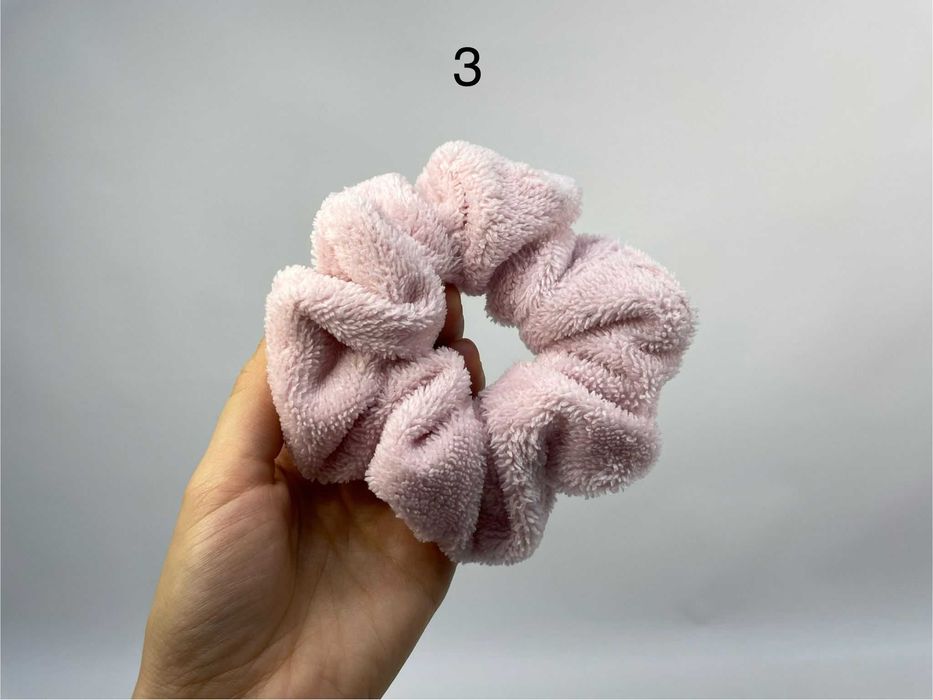 Scrunchies com diferentes cores e texturas