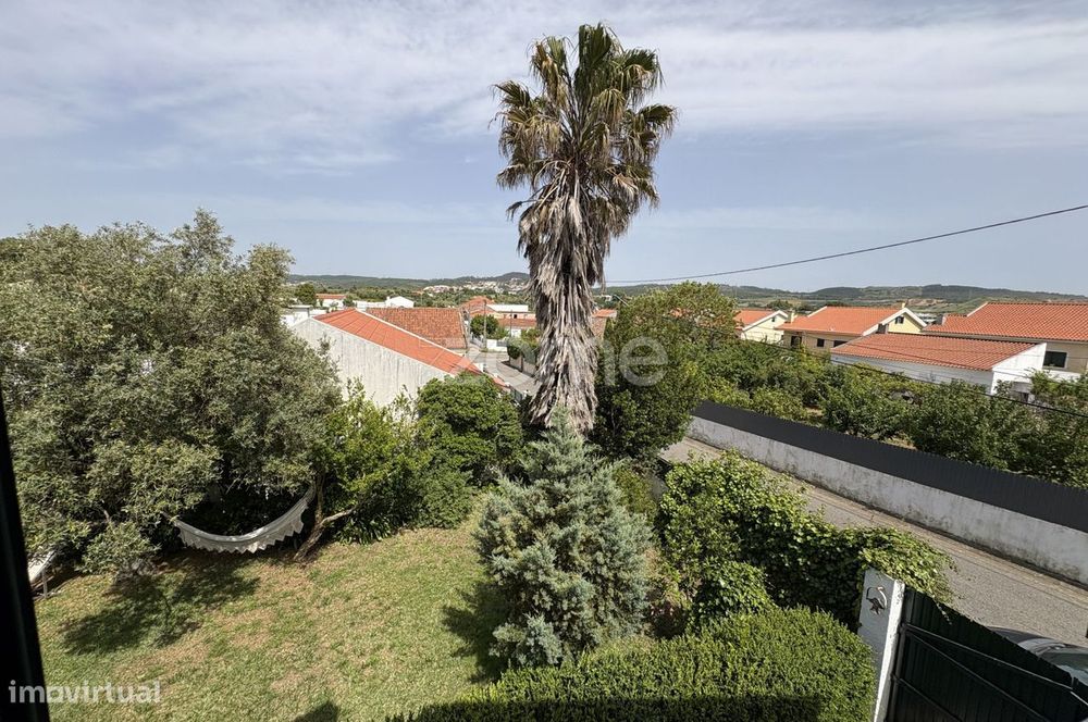 Moradia com logradouro, área total de 520m2 nas Raposeiras/Sintra