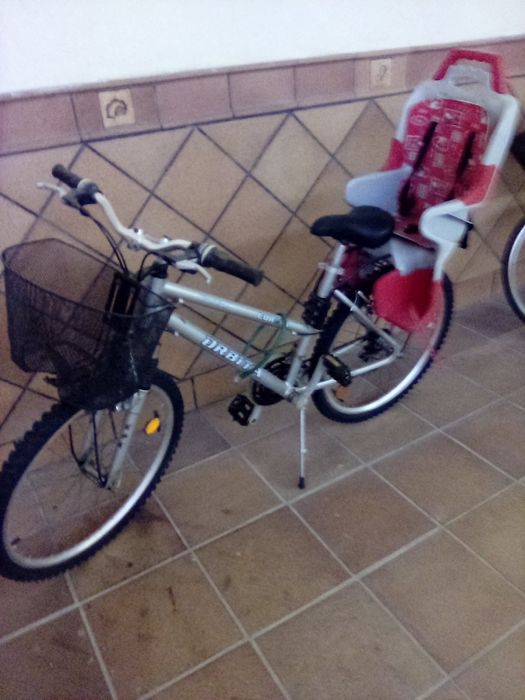 Espectacular bicicleta de mudanças equipada com cestinho e banco.
