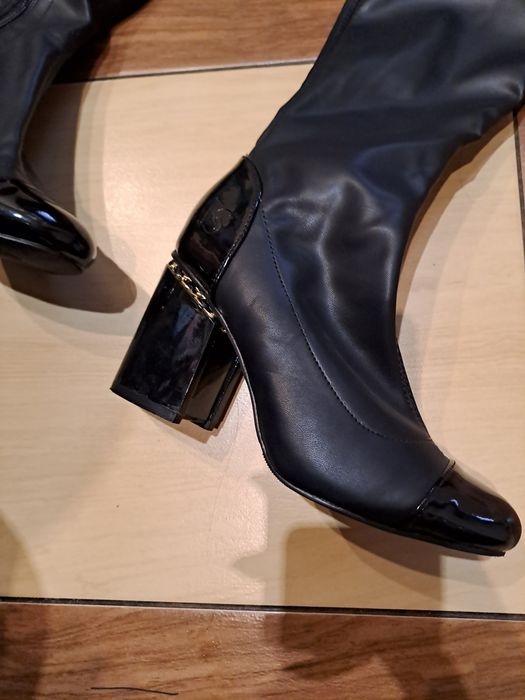 Czarne kozaki ze złotym łańcuszkiem