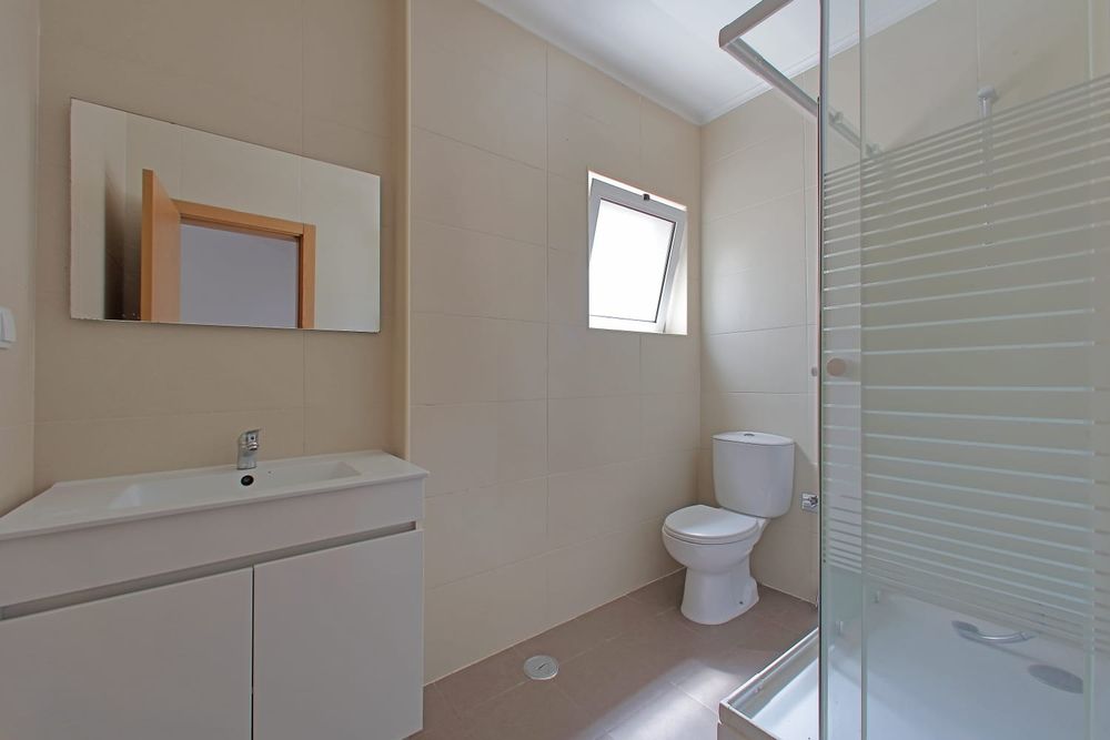 Quarto para alugar a solteiros e casais.