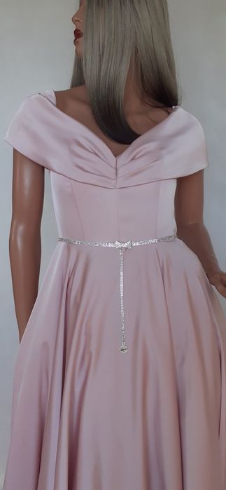 Piękna suknia z jedwabistej satyny z biżuteryjnym paskiem 40/42