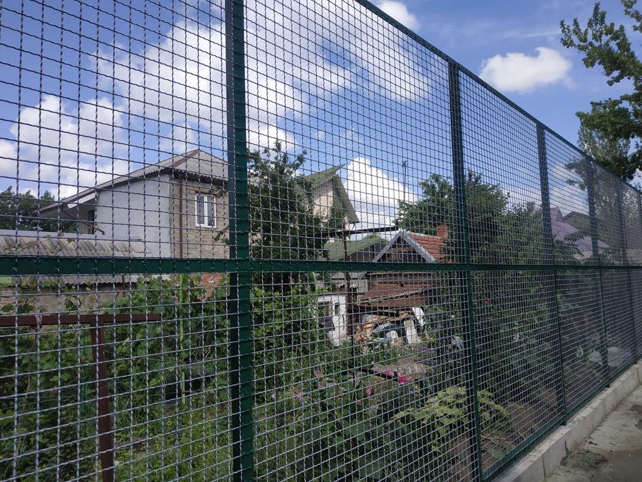 Установка забора из сетки рабицы. Установка забора со сварной сетки