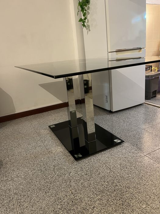 Mesa de vidro temperado, preta e prateado