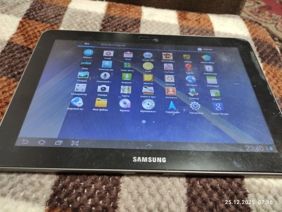 Планшет Samsung GT-P7500 в робочому стані.