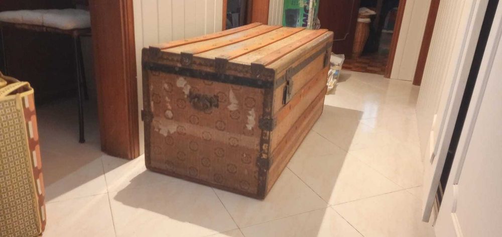 Arca antiga em madeira e metal – para restauro