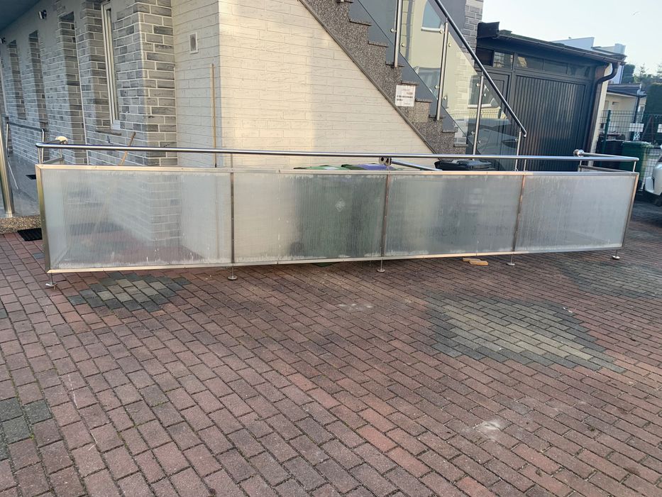 Balkony i balustrady ze stali nierdzewnej.