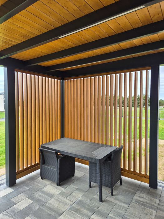 zadaszenie tarasu pergola patio altana lamele pionowe taras drewniany