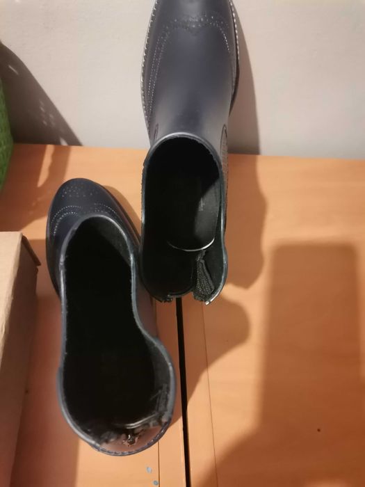 Mini botas e um par de sapato