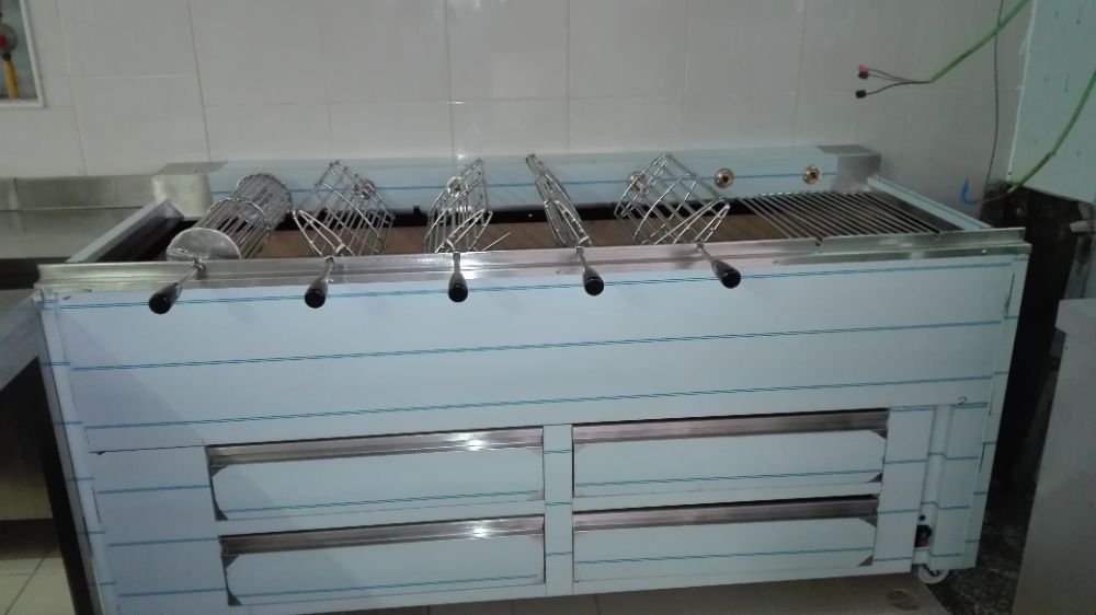 Churrasqueira a carvão 7 grelhas (21 frangos)