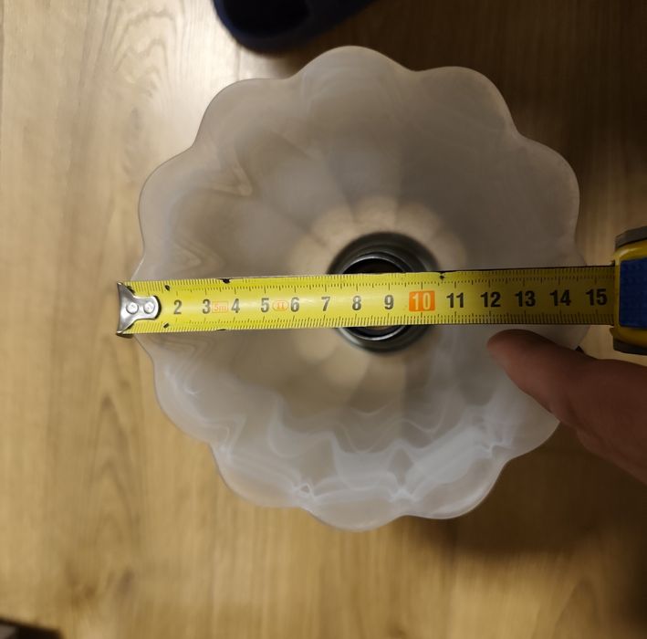 Lampa sufitowa. Klosz ze szkła koloru mlecznego.Sprawna.