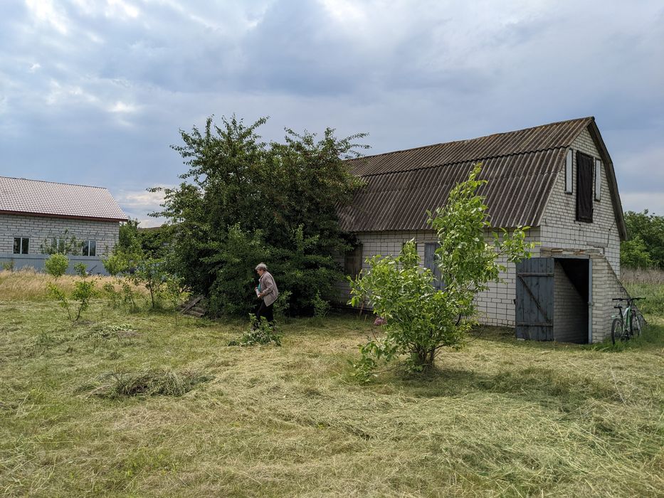 Продам земельну ділянку 10 соток з цегляною господарською будівлею та підвалом, м. Яготин