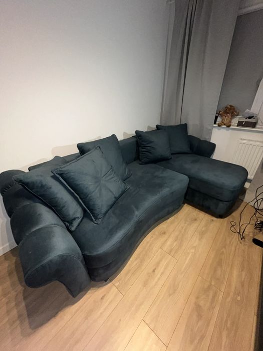 Narożnik z dekoracyjnymi poduszkami