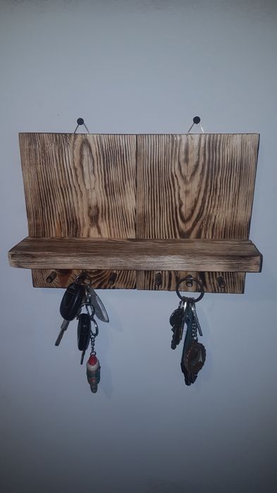 Drewniany wieszak na klucze z półką
