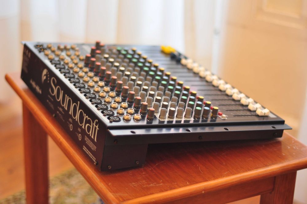 mesa de som Soundcraft EPM12