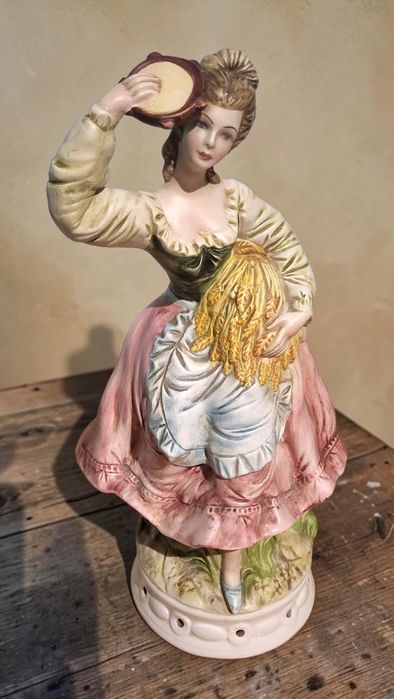 Włoska duża figura dama z tamburynem