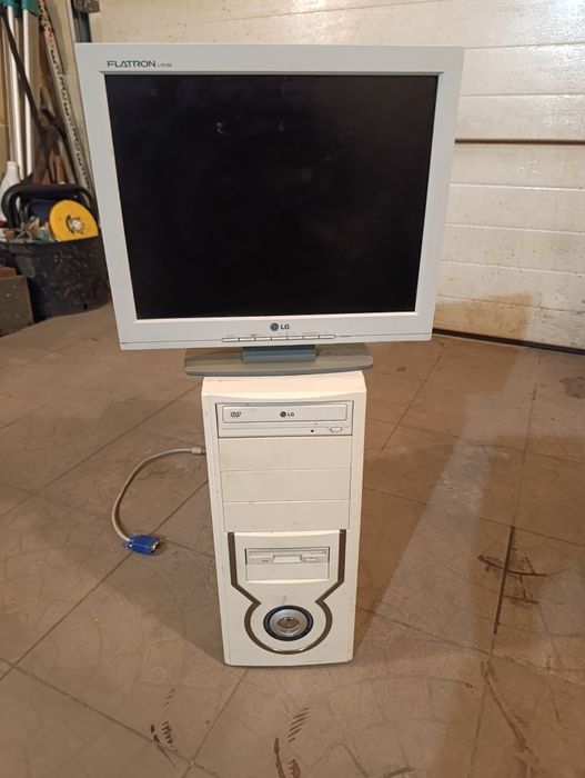 Системний блок з монітором