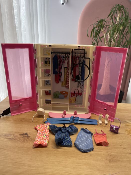 Шафа Barbie з одягом та аксесуарами