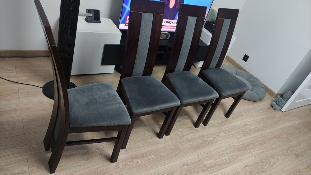 Stół do salonu z krzesłami