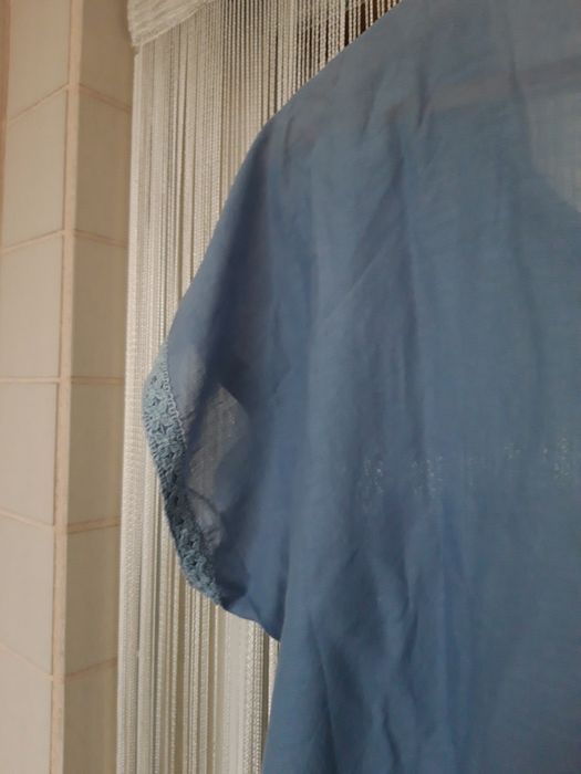 Vestido liso, de cor azul celeste, com borda em renda (M)