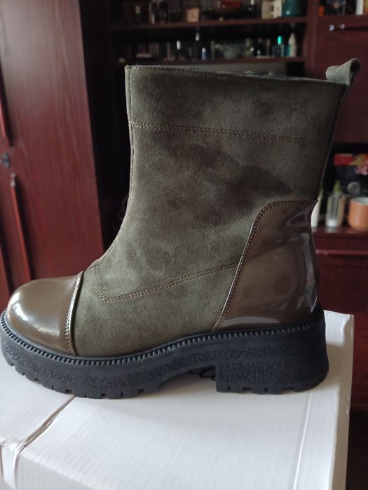 Zielone kozaki na koturnie