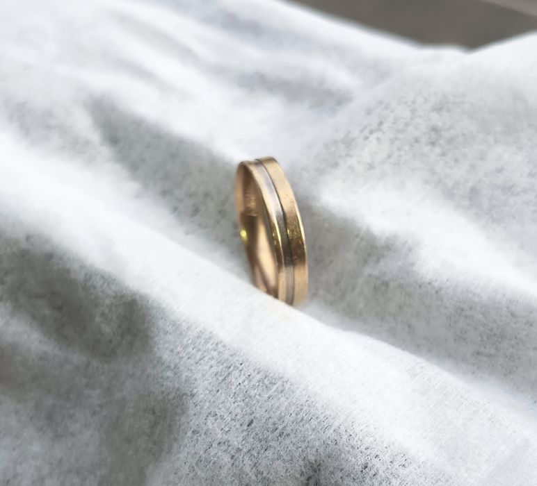 Vende-se Aliança em ouro branco e ouro amarelo 9 kilates