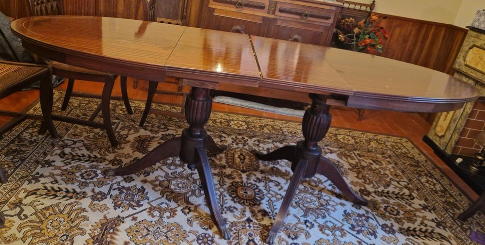 Mesa de Jantar Extensível Clássica em Madeira Maciça