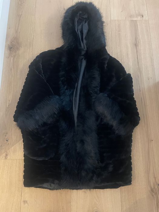 Casaco preto pêlo sintético com capuz, todo forrado, com bolsos.