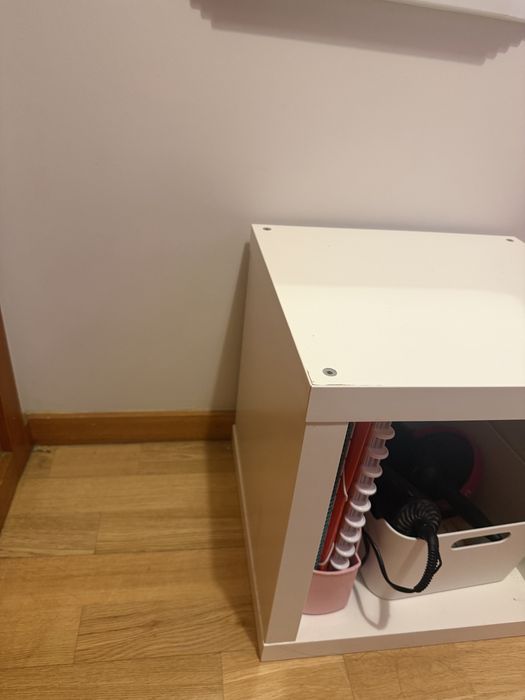 Cubo decorativo da tambem para fazer de mesinha de cabeceira ,  como novo esta impecavel apenas 10€